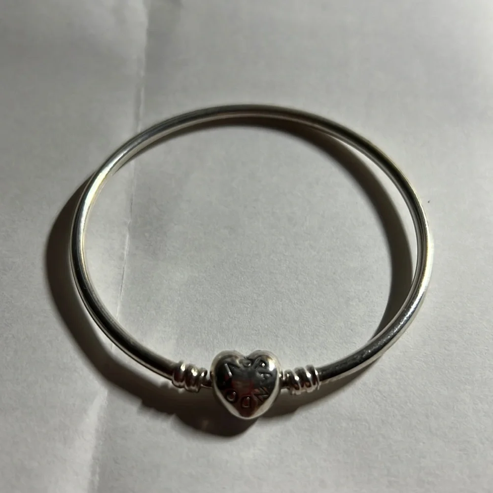 New Pandora bangle bracelet w/ heart clasp & 2 charms - Picture 1 of 6